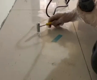 延边瓷砖开裂维修公司专业分享瓷砖在铺贴前如果没有沥干水分，将会导致以下问题
